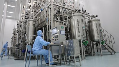 行进中国丨在长春，AI赋能创新药长春正持续完善生物医药全产业链布局，推动更多本土自研新药走出实验室、走向全国、迈向全球。