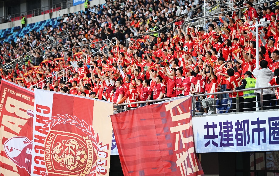 5月23日，“东北超”长春赛区激情开赛。长春队主场迎战通辽队，球迷现场助威，呐喊声燃爆长春奥林匹克公园体育场。 (1)