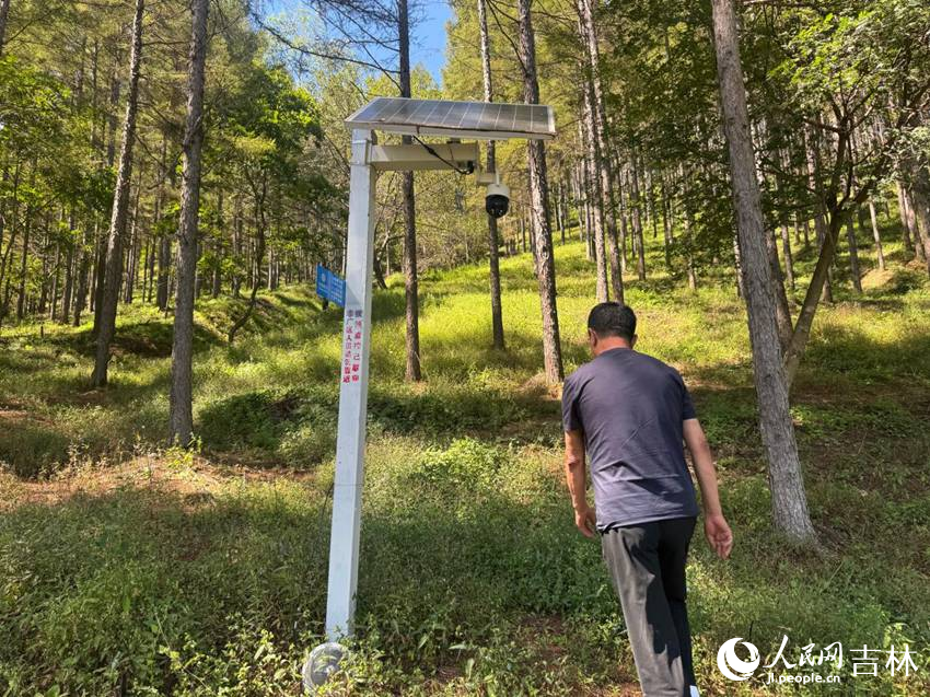 70余個監控攝像頭在參地周邊形成電子圍欄。人民網記者 李思玥攝