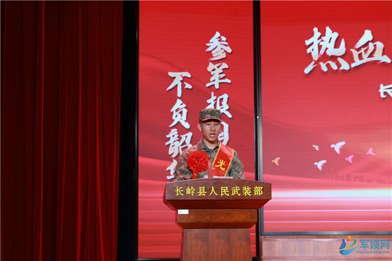 新兵代表上台發言。葛逸 攝