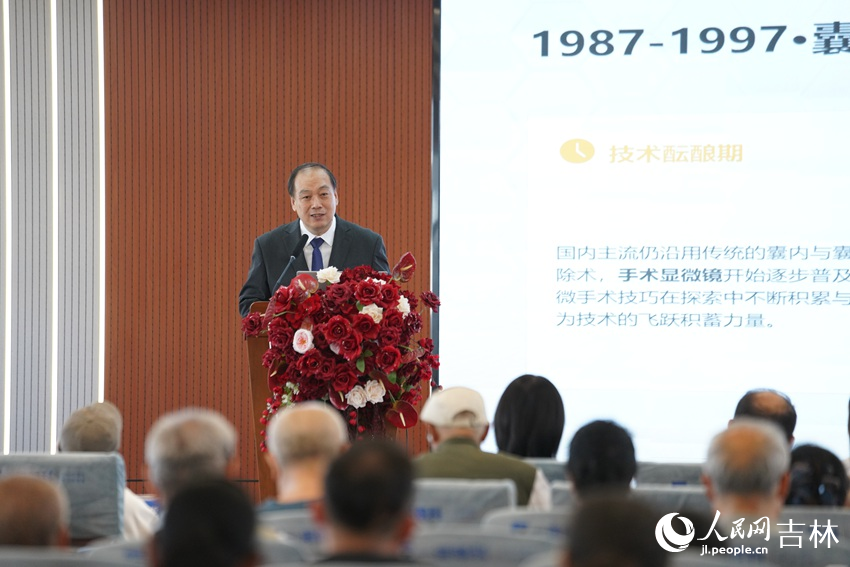 长春一诺眼科医院业务院长孙士平分享手术心路历程。人民网记者 李成伟摄