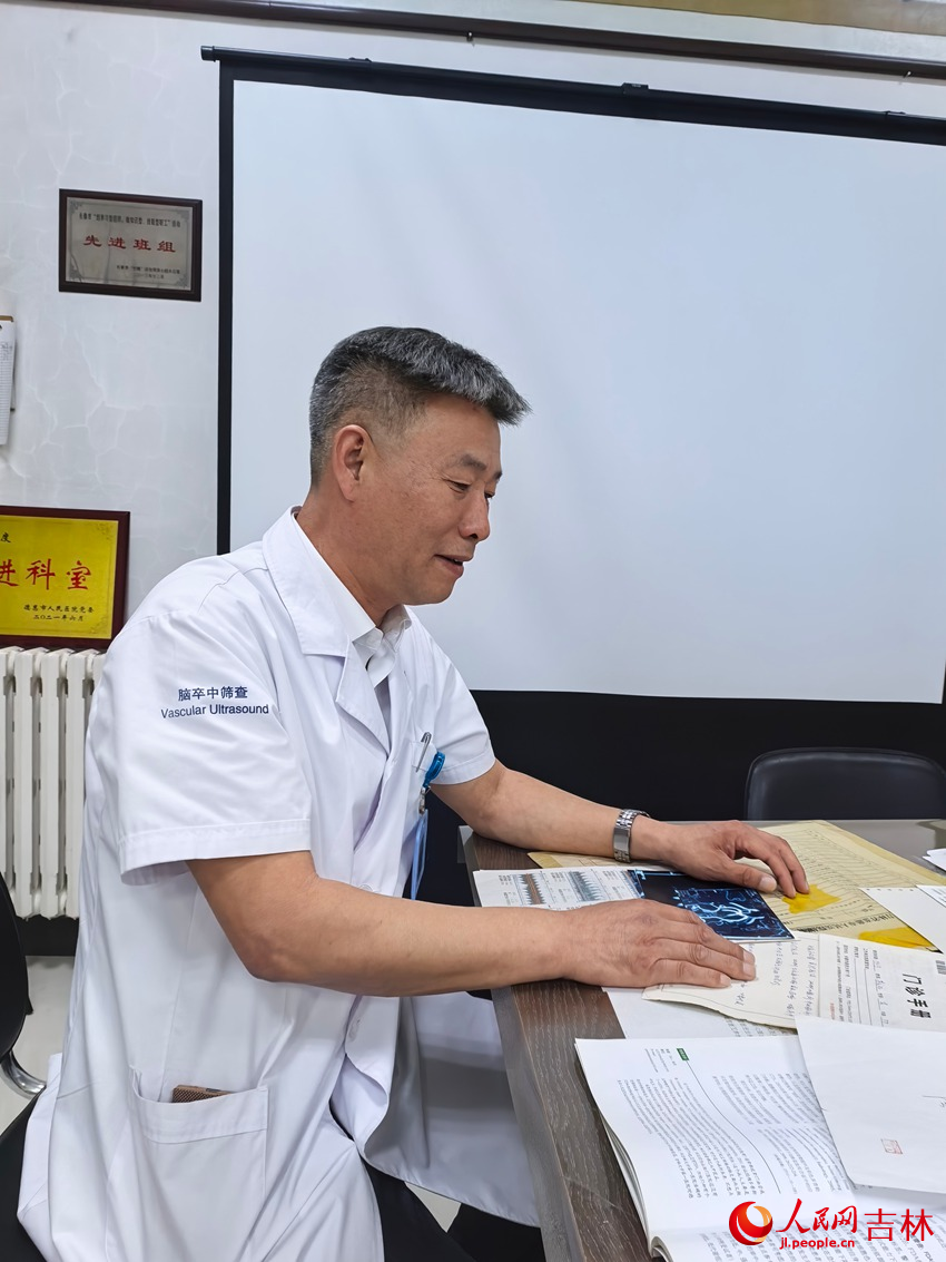 李华就相关病例，与主任展开交流探讨。