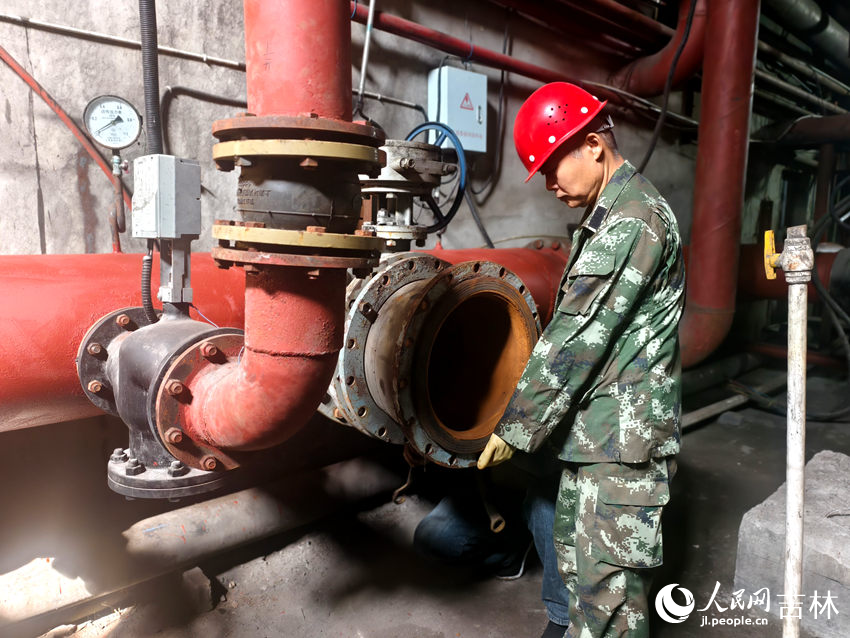 德惠市城区一个泵房内，工人正在接驳管线。人民网记者 关思聪摄