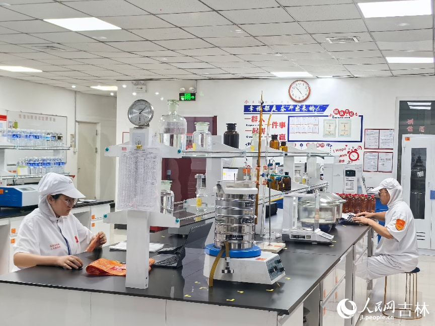 今麦郎饮品（长春）有限公司实验室内，工作人员对原料进行精密检测。人民网记者 王海跃摄