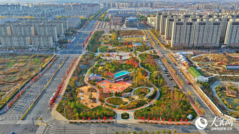 遠眺雙陽鹿城公園，斑斕的秋色勾勒出一幅生態畫卷。人民網記者 李洋攝