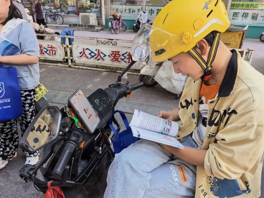 在铁西区地直街道开展宣传