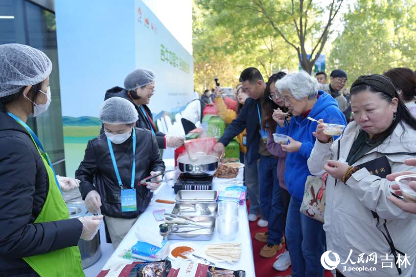 品鑒區圍攏著不少嘗鮮的嘉賓。人民網記者 李洋攝