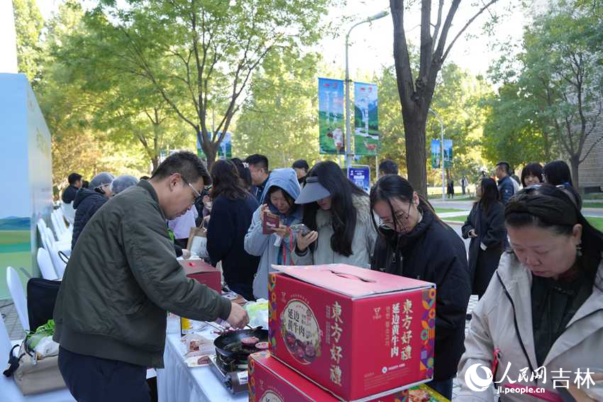 延邊黃牛肉吸引客商品鑒。人民網記者 李洋攝