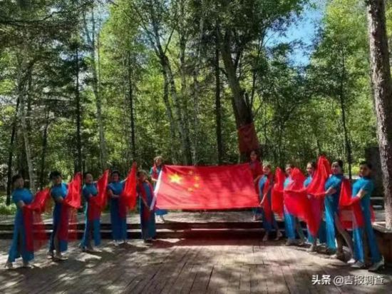 抚松县旗袍艺术协会走进老黑河遗址，为庆祝中国共产党成立101周年献礼