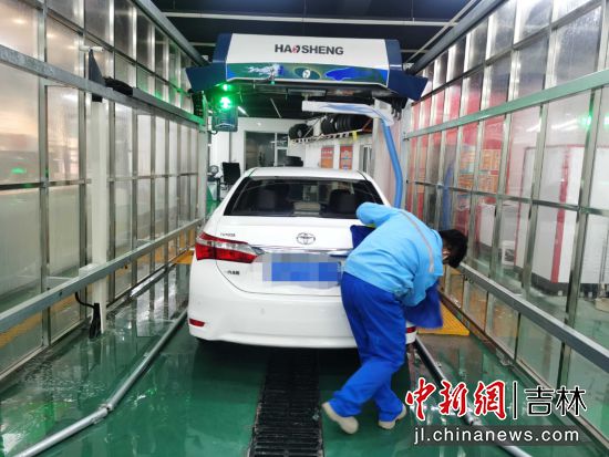 中國石油吉林銷售公司春城加油站精細洗車。 李林燕/供圖