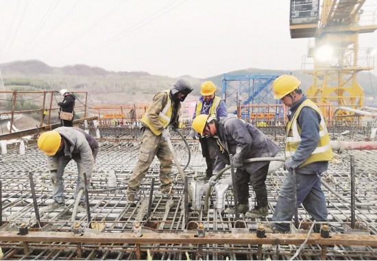 沈白高铁建设工地上一派热火朝天劳动景象。 （记者 邱国强 摄）