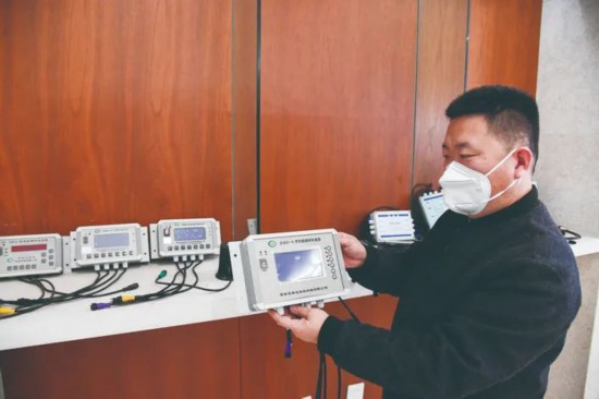 长春理工大学高技术产业有限公司技术总监杨宏伟介绍智能种肥测控装置