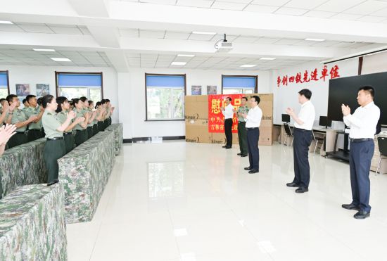 7月31日，吉林省委书记景俊海到战略支援部队驻吉某部走访慰问基层官兵。邹乃硕 摄