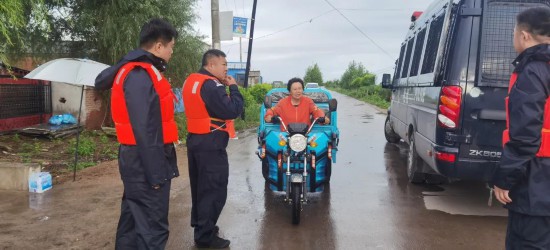 南关分局民警在卡口劝返群众，防止群众回流遇险。