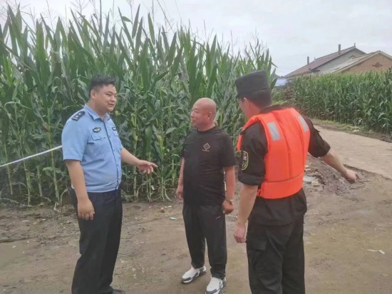 宽城分局民警耐心劝导、暖心宽慰受灾群众，有序引导前往指定安置点。