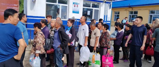 执勤民警在青山乡中学安置点进行秩序维护。
