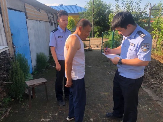 民警积极开展灾后防疫宣传，向村民耐心讲解防疫注意事项，有效保障了群众的身体健康和生命安全。