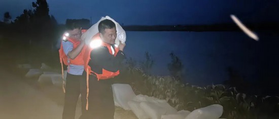 民警进行安全巡逻检查时加固防御河堤