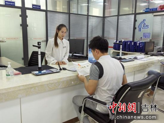 王先生顺利办理营业执照 张开奇/摄