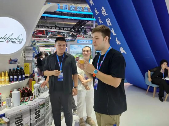 在第十四届东北亚博览会长白山展区，劳德巴赫精酿啤酒展台人气火爆，吸引了众多观展者、外国友人前来品鉴。
