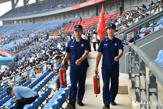 9月30日，辽宁省沈阳市，消防员在体育场全力护航赛事，确保消防安全。人民网记者 尹柏寒摄