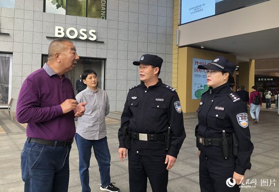 10月1日上午，河南郑州中牟县公安局青年路派出所的民警正在解答群众问题。人民网记者 王玉兴摄
