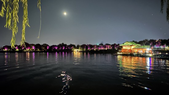 9月29日，中秋佳节，济南大明湖畔明月与湖光交相辉映，平添风致。人民网 乔姝摄