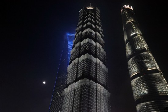 9月29日中秋月夜，上海陆家嘴地标“三件套”与狡黠的月光交相呼应。人民网记者 龚莎摄