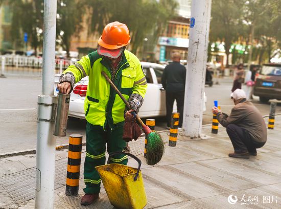 9月30日，青海西宁市城东区环卫工人正在打扫卫生。人民网记者 张莉萍摄