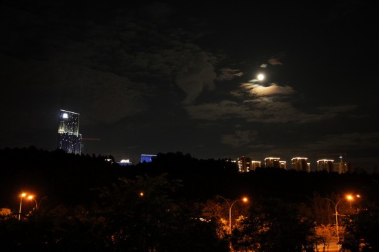 9月29日，云南昆明上空的一轮圆月。人民网 庄志斌摄