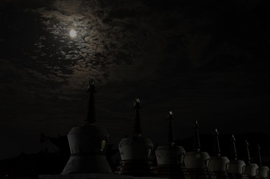 9月29日中秋夜，青海省西宁市湟中区塔尔寺上空的圆月。人民网记者 甘海琼摄1