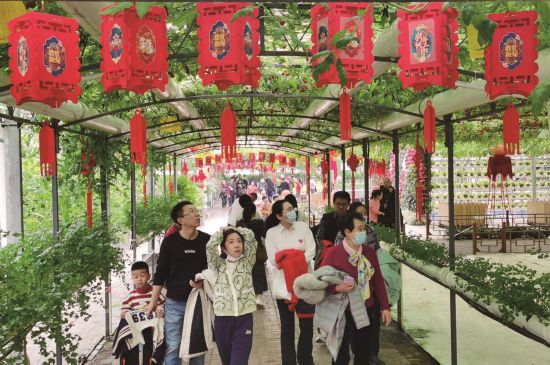 春節期間，第十四屆吉林（長春）冬季農業博覽會張燈結彩，花香滿園，成為市民們春節出游的好去處。 丁研 攝
