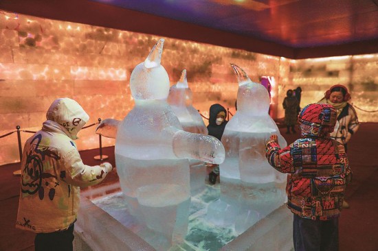 洮南市的“冰汤圆”曾被上海大世界基尼斯授予“中国最大‘冰汤圆’天然冰雪奇观”。图为游客正在观赏“冰汤圆”。