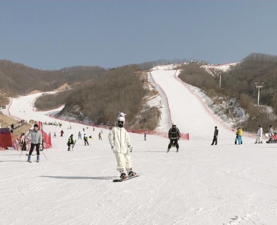 元宵佳節，滑雪愛好者在延吉夢都美滑雪場自由馳騁，充分享受冰雪運動樂趣。 記者 王雨攝