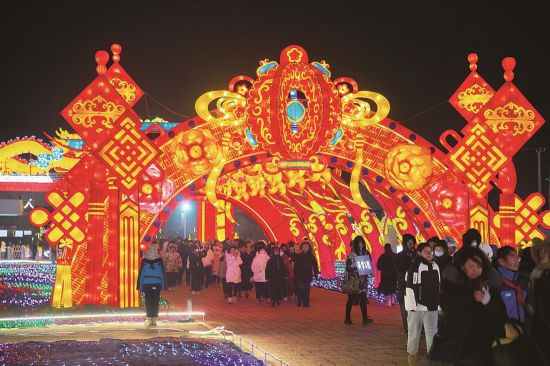 鬆原市寧江區花燈藝術節為廣大市民和游客呈現一場唯美動感的視覺盛宴。