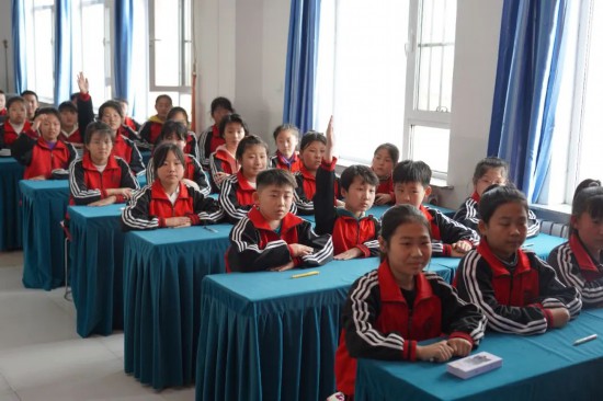 学生们积极参与课堂互动