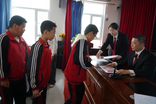 法官为成绩优异者颁发奖品