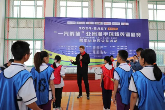 赛前，明星冠军李俊慧走进龙山区福镇路小学