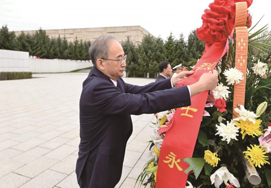 9月30日，吉林省暨长春市向人民英雄敬献花篮仪式在长春市烈士陵园举行。省委书记黄强，省委副书记、省长胡玉亭，省政协主席朱国贤等缓步上前，神情庄重地在花篮前驻足凝视，仔细整理缎带，表达对革命英烈的崇高敬意。记者 张野 摄