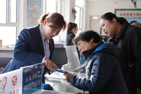 居民在社区咨询街道医保事项
