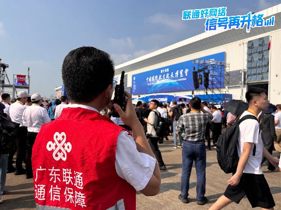在现场保障网络的中国联通工作人员