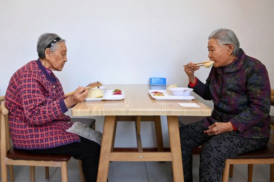 西安區太安街道居家社區養老服務中心老人在老年食堂就餐