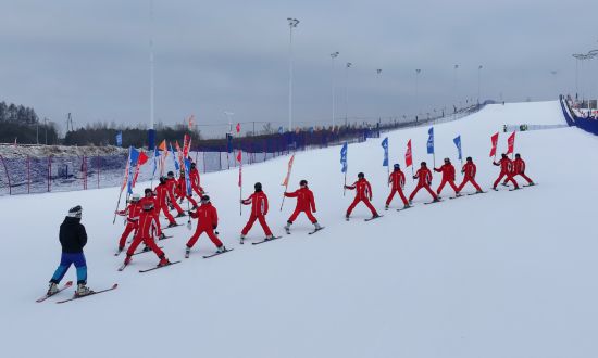 新雪季天陆山滑雪场开板滑雪队形表演