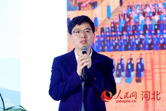 承德泓辉双合酒业有限公司品牌宣传部经理孙冬昌作分享。人民网记者 周博摄
