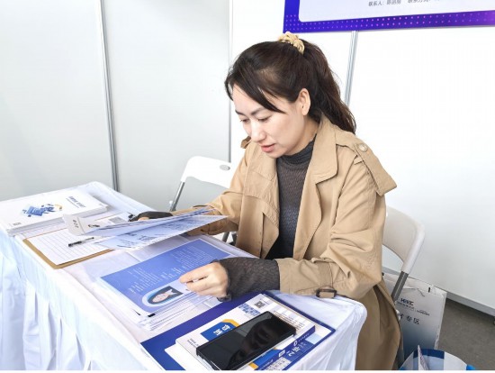 吉林森億智能科技有限公司人力資源行政辦公室負責人陳麗麗翻看求職者簡歷。人民網記者 王海躍攝