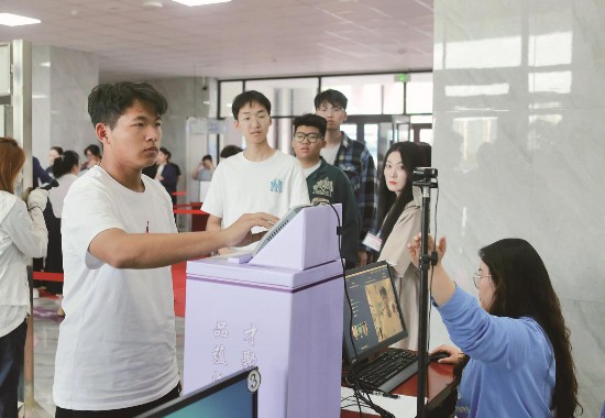 2025年高考即將拉開帷幕。6月6日，長春市的考生們提前來到考點，熟悉考場環境，從容備考。圖為在長春市團山學校考點，考生正在通過人臉識別核驗身份。（記者 李姣月 攝）