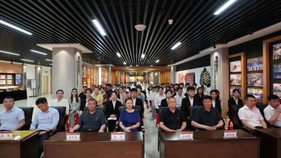 校党委副书记高芳等领导嘉宾出席活动，与师生共同见证校史文化传承的青春力量。
