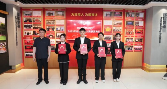校史编撰工作室专家赵国强为学生讲解员颁发聘书。