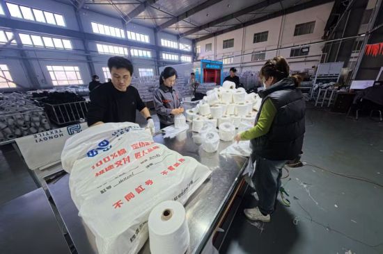 吉林弘逸纺织有限公司各生产线满负荷运转，开足马力赶生产